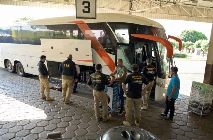 Segurança a bordo: Agems e PRF orientam mais de 400 passageiros de ônibus na Operação Rodovida.
