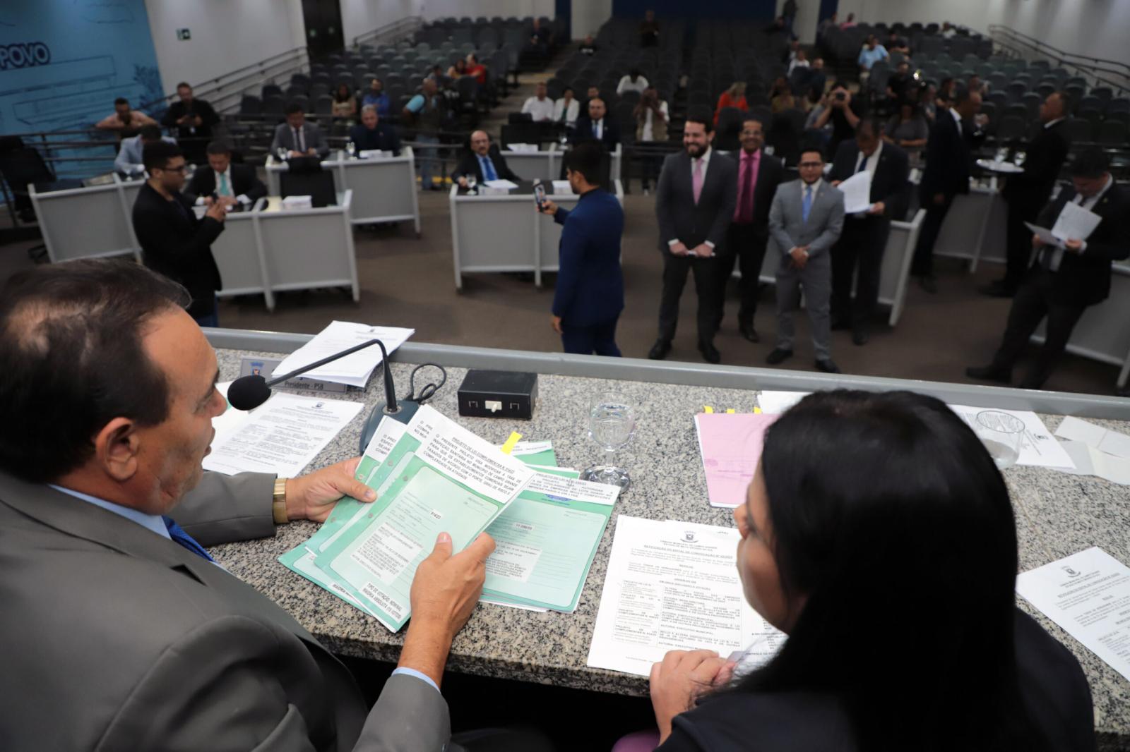 Vereadores aprovam nove projetos em sessão extraordinária. 