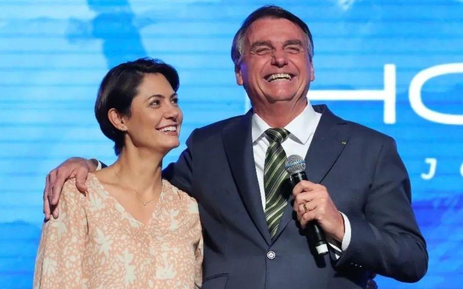Bolsonaro e Michele confirmam agenda na Capital, com ingressos limitados.