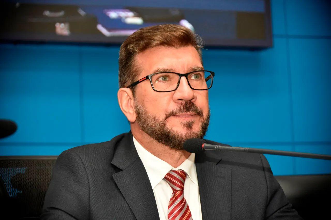 Deputado critica ausência de governador em exercício a evento em Brasília.