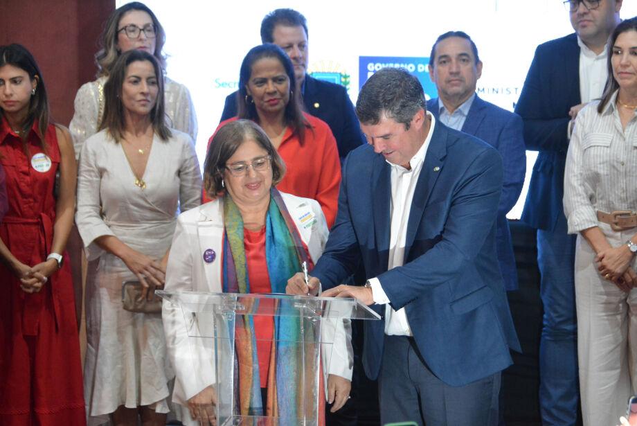 Governador Eduardo Riedel e Cida Gonçalves assinam a criação de casas da Mulher em Corumbá e Dourados.