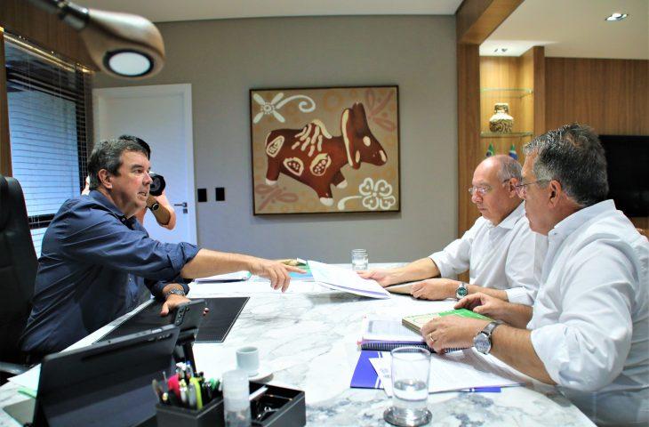 Governador Eduardo Riedel garante mais de R$ 30 milhões para pavimentar bairros em Ponta Porã.