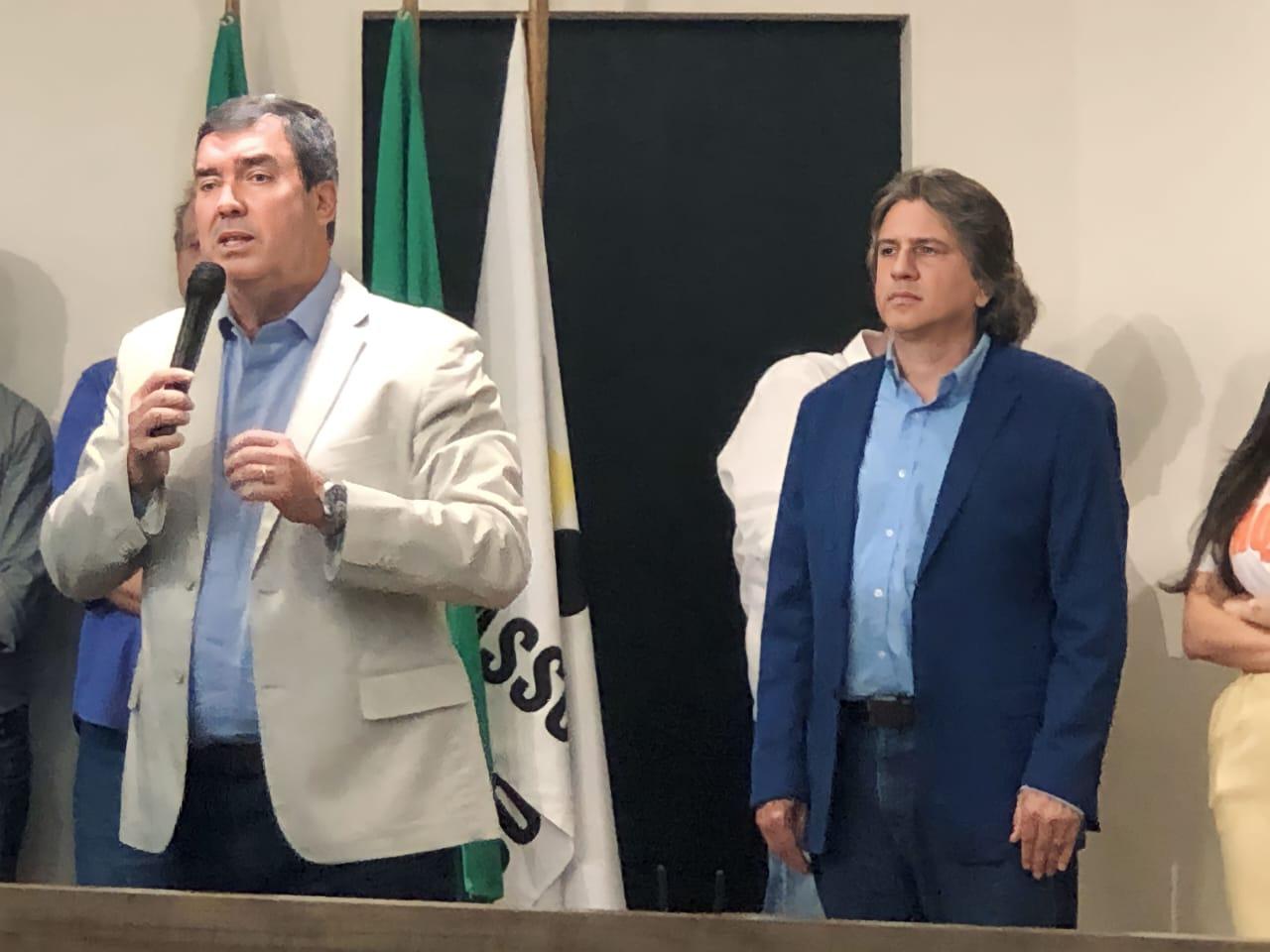 Governador Eduardo Riedel retorna com missão de escolher novo secretário de Governo.