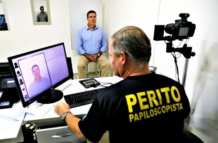Governador  Eduardo Riedel faz novo RG e destaca que documento é gratuito à população.