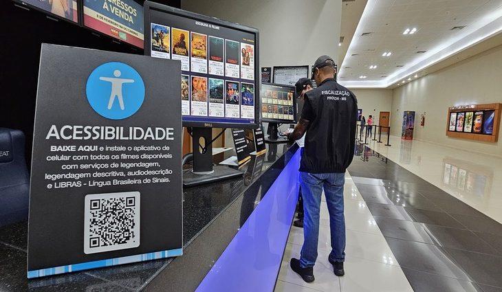 Libras, legenda e audiodescrição: saiba como ter acesso aos serviços nos cinemas.
