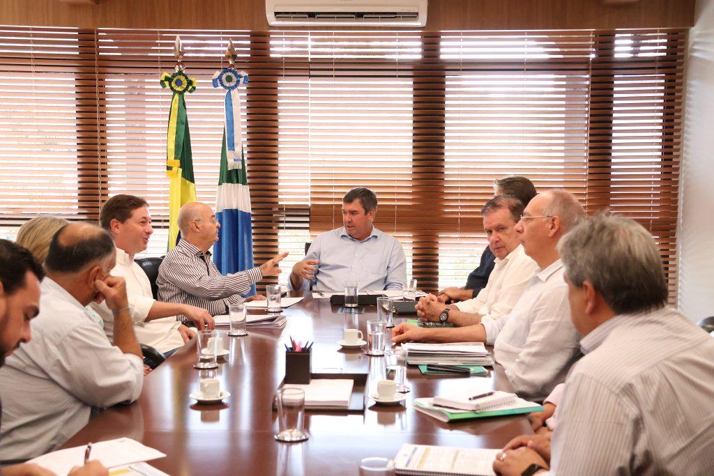 O Governador Eduardo Riedel recebe demandas de habitação e infraestrutura de Nova Andradina.