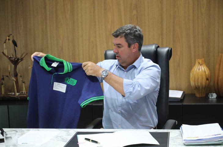 Pela 1ª vez, administrativos da educação terão uniforme; confira como será vestimenta de alunos e funcionários.