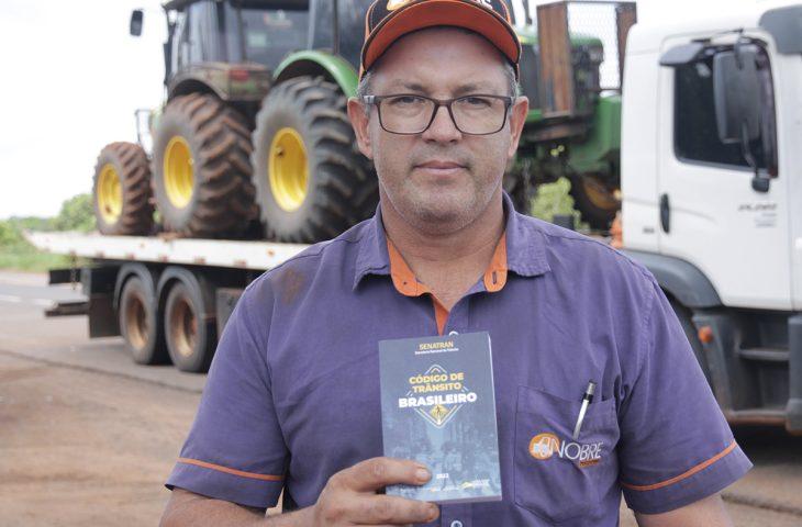 Rodovida: fiscalização educativa na MS-040 aborda mais de 20 motoristas e orienta sobre exame toxicológico.
