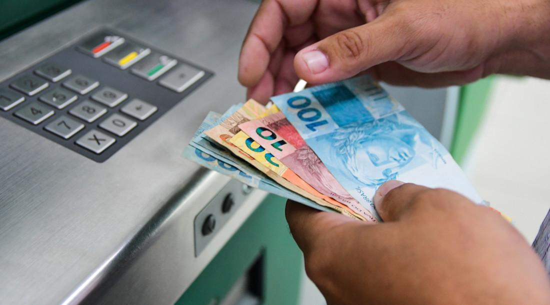 Servidores estaduais podem sacar salário já neste sábado.