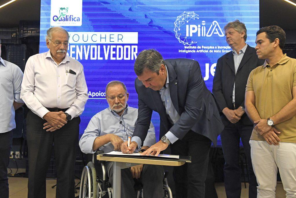 Voucher Desenvolvedor: programa oferece curso técnico de TI a 400 estudantes e 140 profissionais.