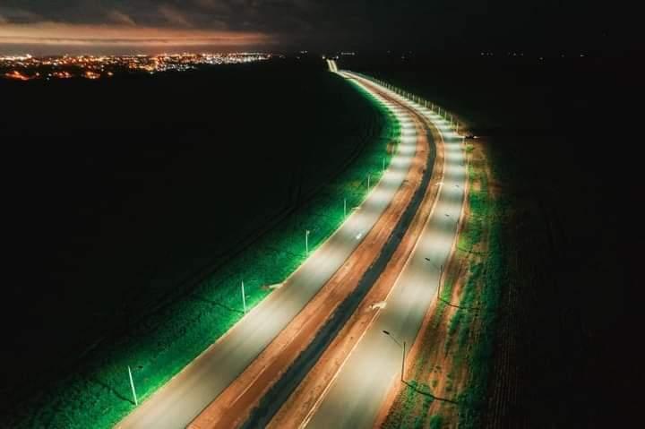 Obra de iluminação solar no anel viário de Ponta Porã avança para a reta final com 75% de execução.