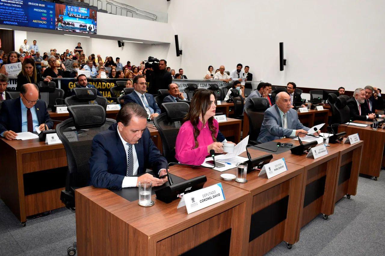 Assembleia volta com novo deputado e na véspera de julgamento que pode levar a outra troca.