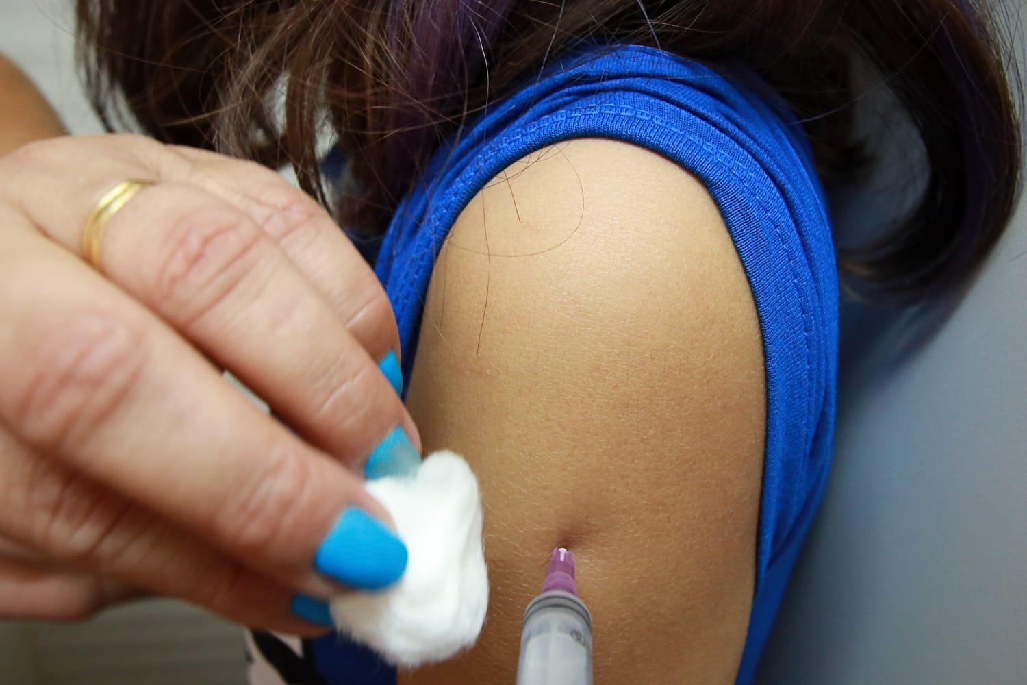 Campo Grande inicia vacinação de crianças de 10 a 11 anos contra a dengue neste domingo.