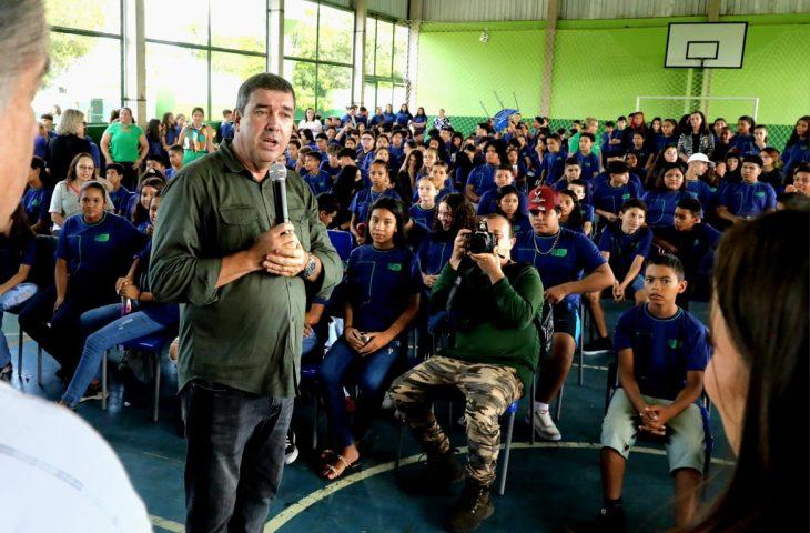 Com a agenda cheia, governador acompanha volta às aulas de perto no interior de MS.