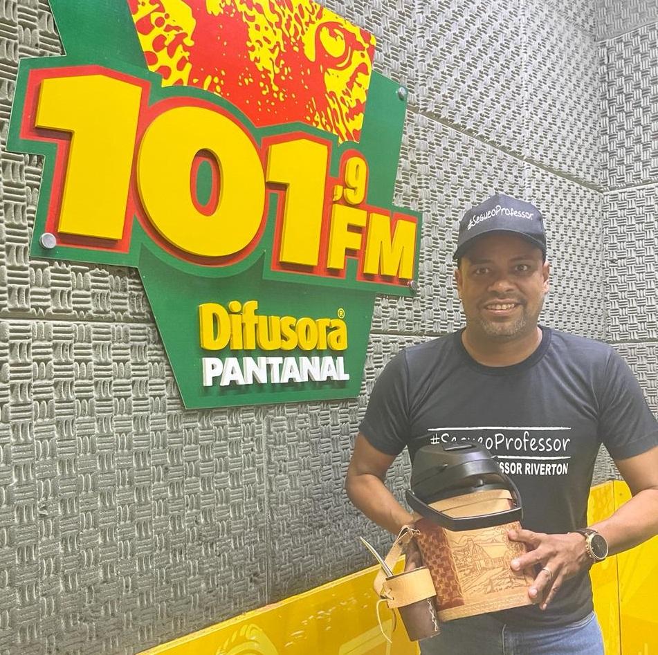 Com prêmios, música e diversão, Domingão com o Professor Riverton celebra 1 ano no ar.