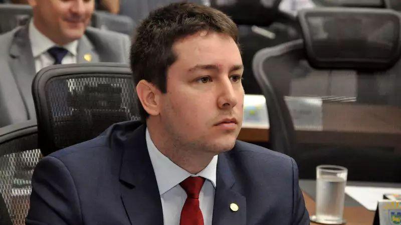 Com risco de perder vaga para o PP, deputado prevê indefinição no PL até a convenção.