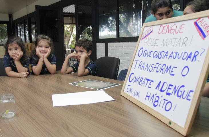 Crianças e servidores do Detran-MS intensificam ações de combate ao mosquito da dengue.