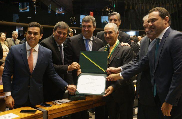 Reinaldo Azambuja e o Governador Eduardo Riedel é  destaque no Congresso com mais alta honraria da Câmara Federal.
