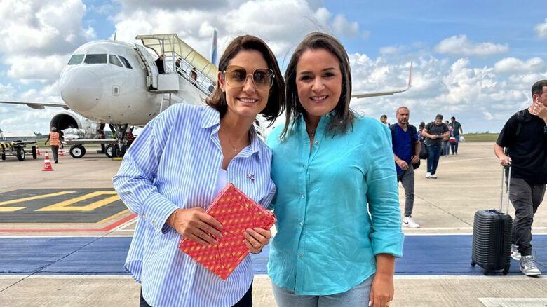 Michele Bolsonaro já está na Capital, e recebida pela Prefeita Adriane Lopes, ex-primeira-dama chega para evento político amanhã.