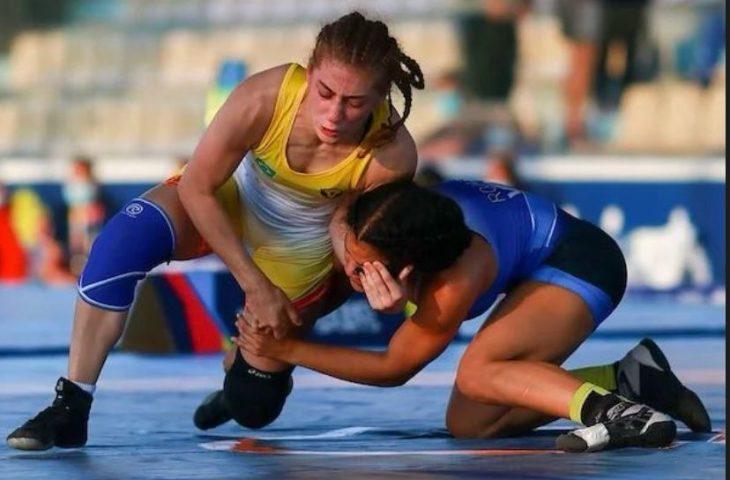 “Muito do que eu tenho hoje é graças ao esporte”, diz Assíria da Silva, lutadora de wrestling.