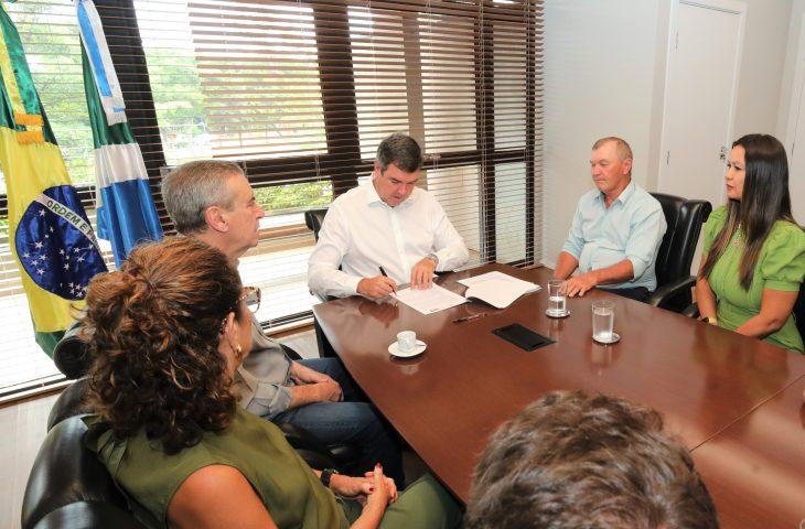 Municipalismo: governo assina convênio para pavimentar ruas de Coronel Sapucaia.