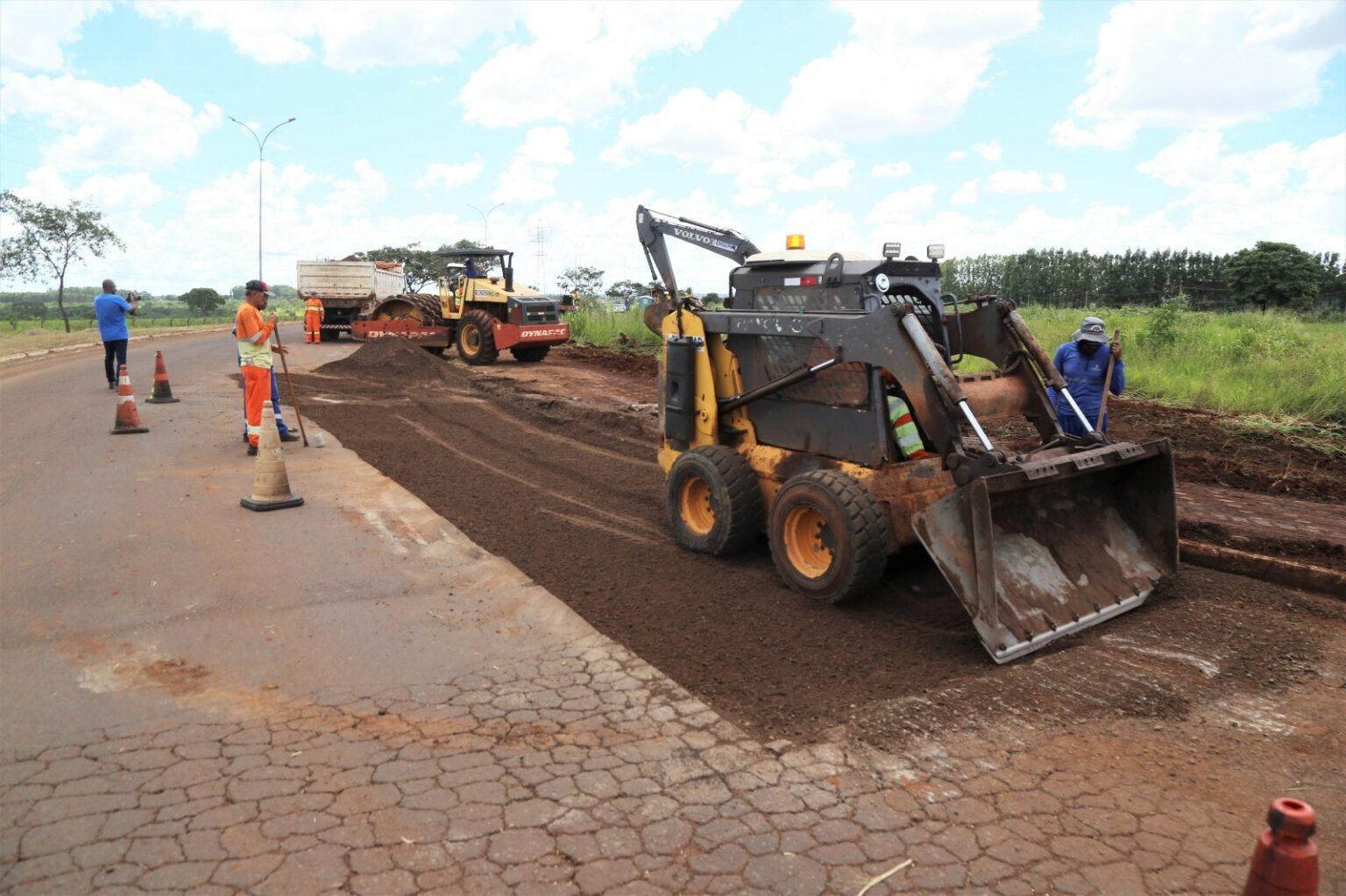 Prefeitura executa reparos na Duque de Caxias para melhorar condições de tráfego na região do Polo Empresarial Oeste.