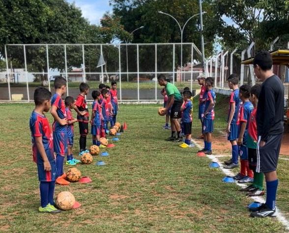 Professor Riverton reforça importância do esporte para o desenvolvimento das crianças em reunião no Taquaral Bosque.