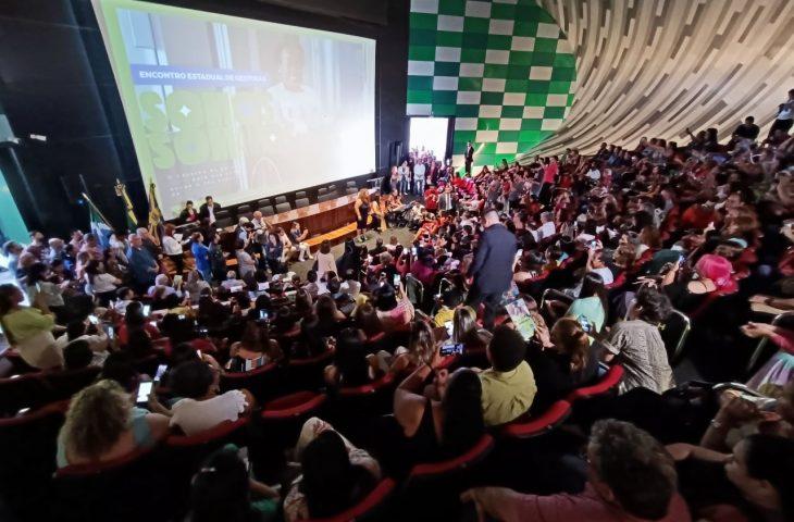Prova de vestido rosa e pedido de ajuda no Whats: projetos que já ganharam o “Selo Empresa Amiga da Mulher”