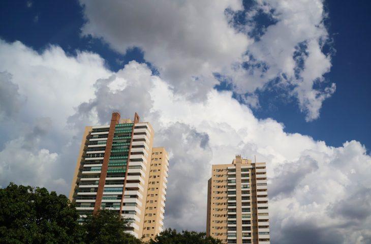 Tempo permanece instável e aumento de nebulosidade é destaque neste domingo.