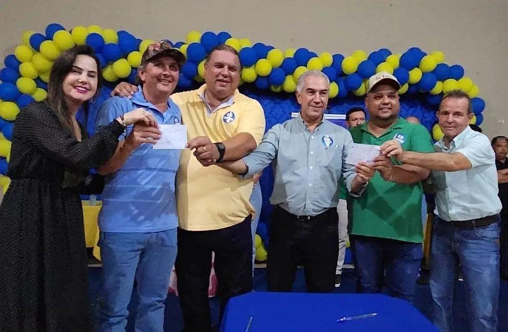 Após chegar a 51 prefeitos, PSDB filia favoritos em pesquisas de outros partidos para manter hegemonia.