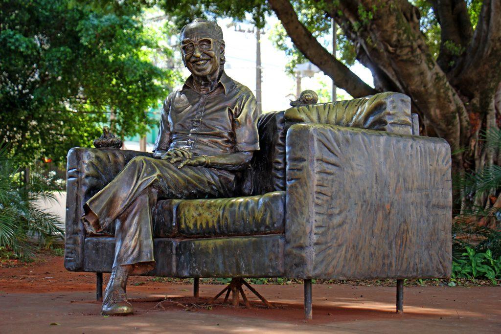 Artista visual Ique vistoria estátua de Manoel de Barros, e restauração deve começar nesta terça-feira.