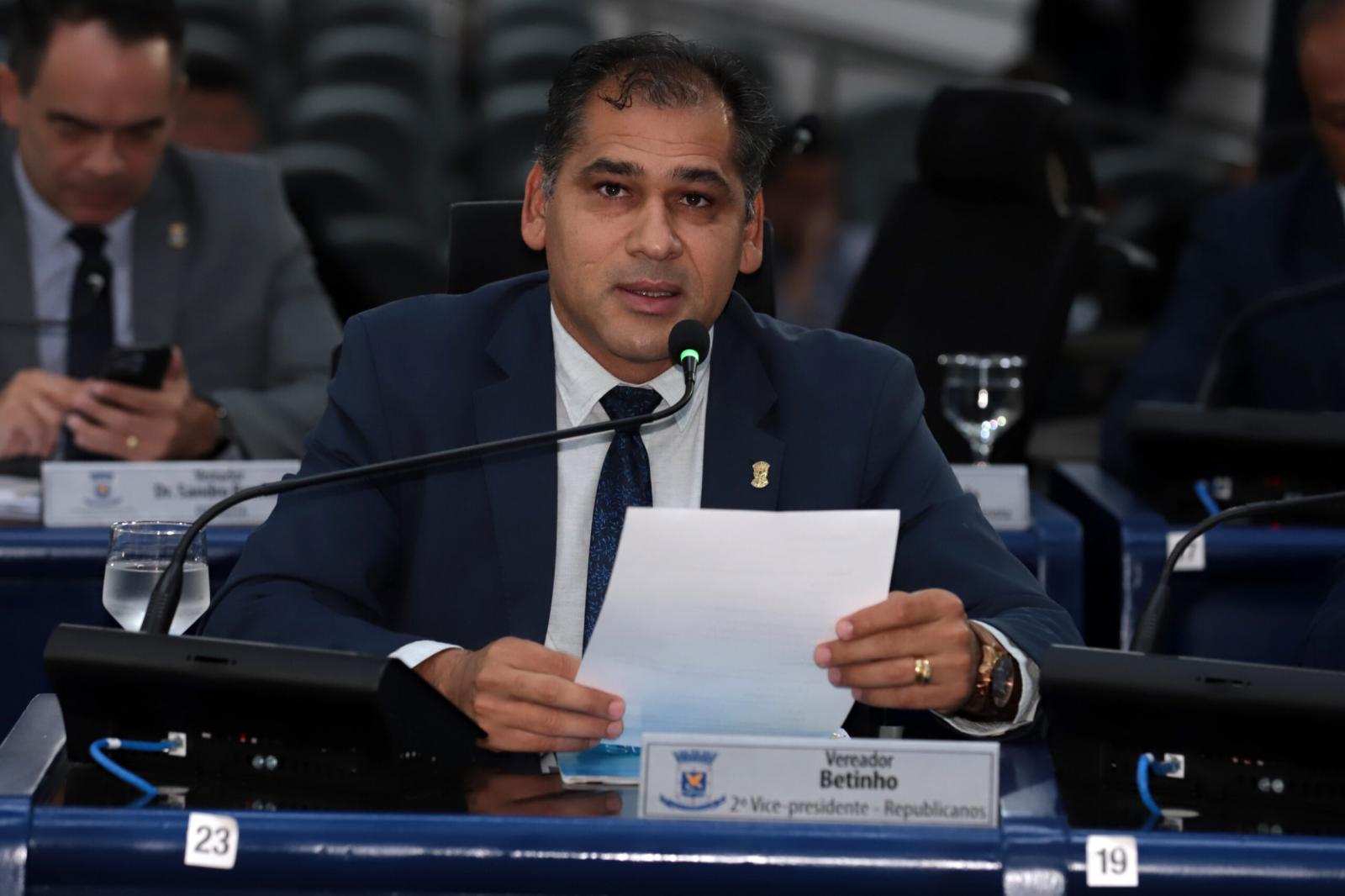 Betinho mostra apoio e fortalece luta de moradores do Nova Campo Grande contra mau cheiro no bairro.