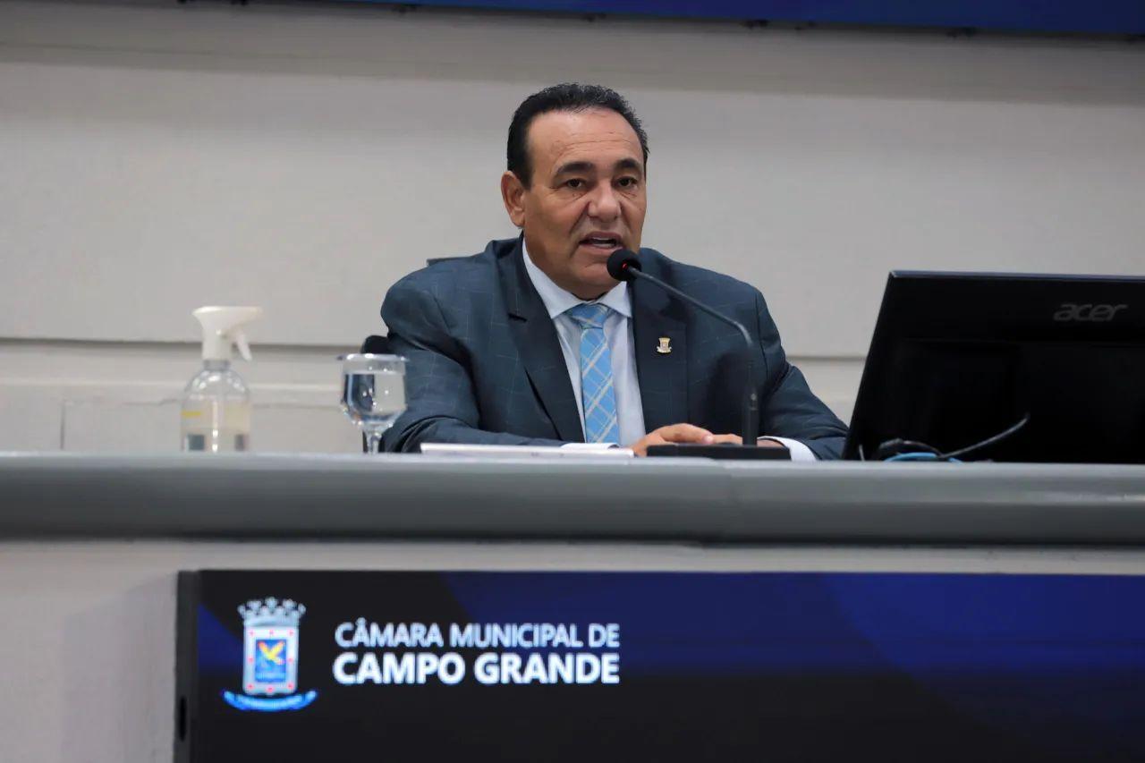 Carlão desiste de pré-candidatura a prefeito e estuda convite para ser vice de mais de um candidato.