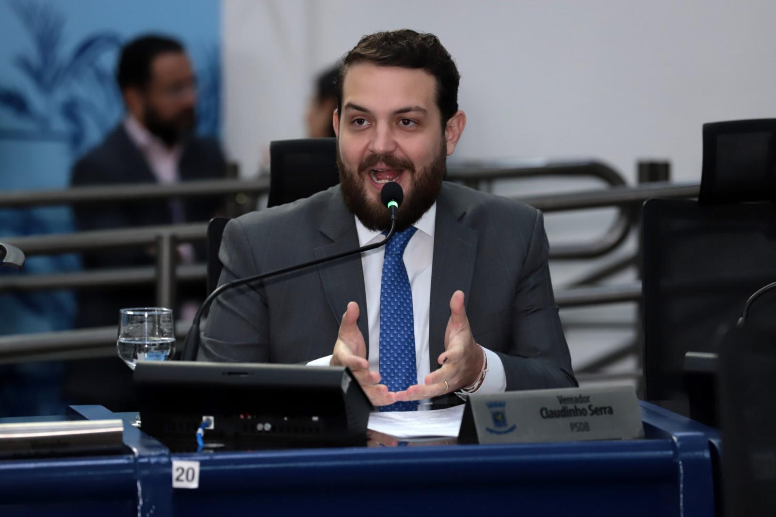 Claudinho Serra indica serviços de tapa buraco em três localidades críticas.