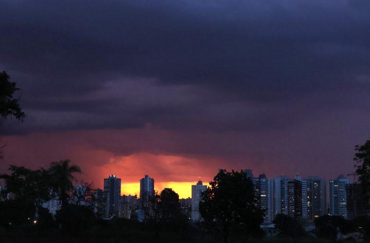 Domingo de sol e nebulosidade tem maior probabilidade de chuvas que dias anteriores.
