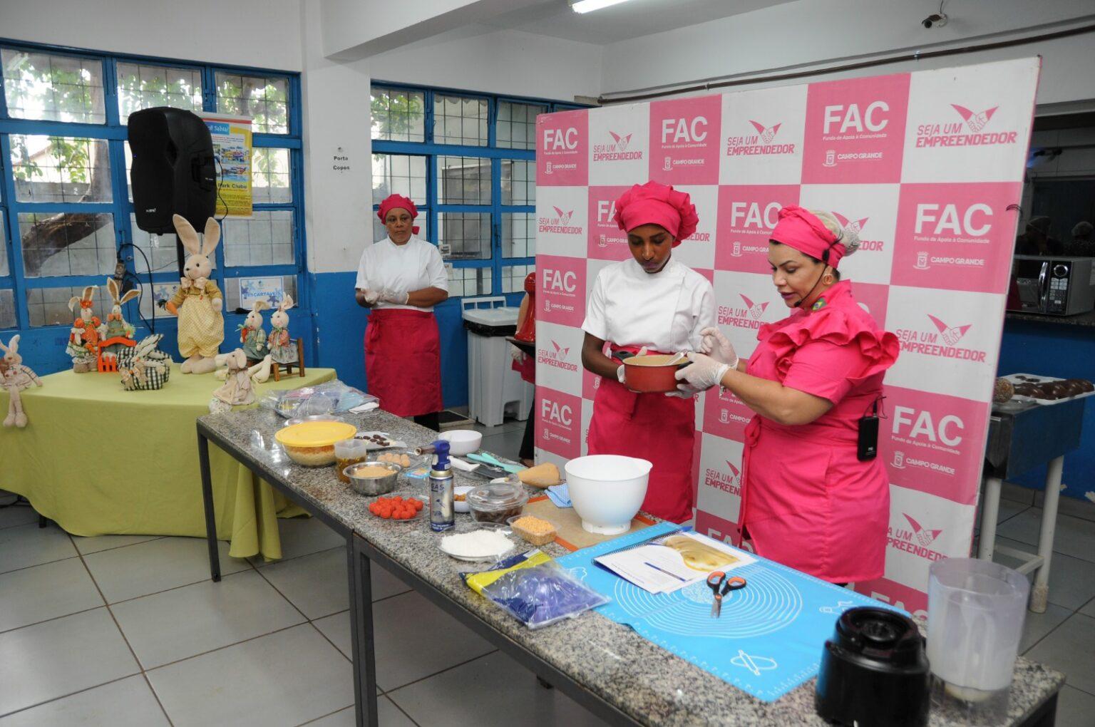 FAC promove 1ª aula do curso de ovos de Páscoa de colher e capacita 120 mulheres da Vila Popular e Jardim Moema .