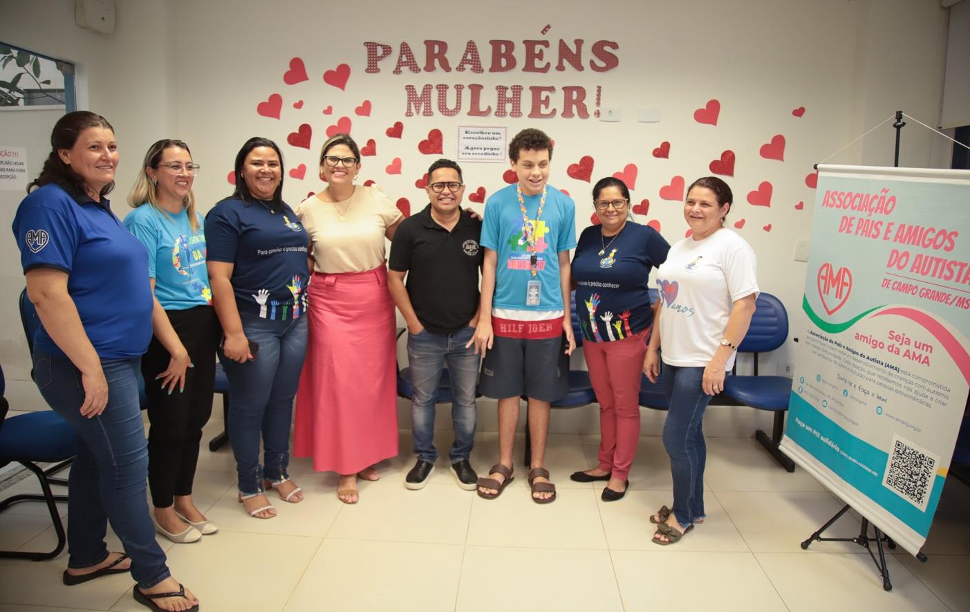 Papy visita instituição para pessoa com TEA e Emei para discutir educação especial.