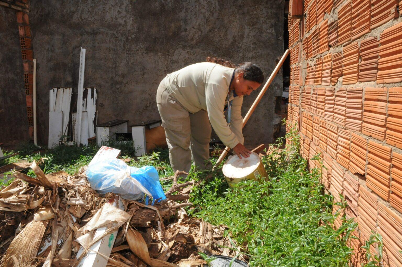 Prefeitura intensifica fiscalizações em terrenos baldios.