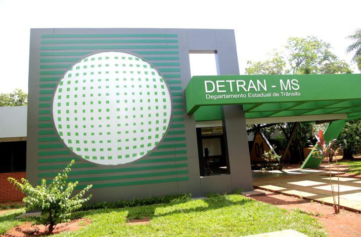 Segunda etapa: Detran-MS notifica 216 mil proprietários com débitos de licenciamento veicular em atraso.