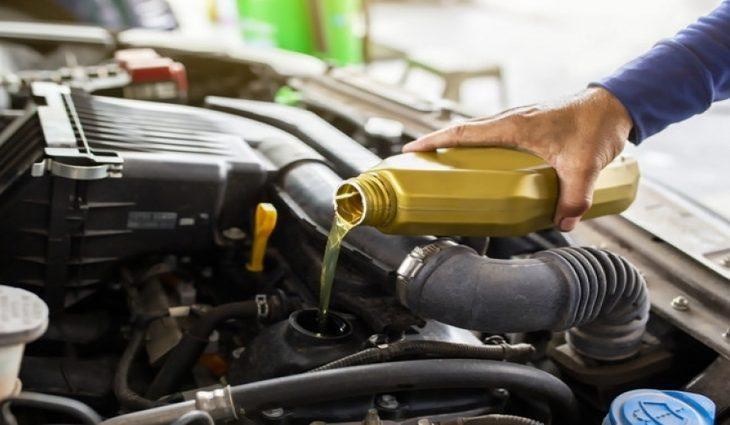 Vai trocar o óleo do motor? No posto, preço pode ter diferença de até 87,5%.