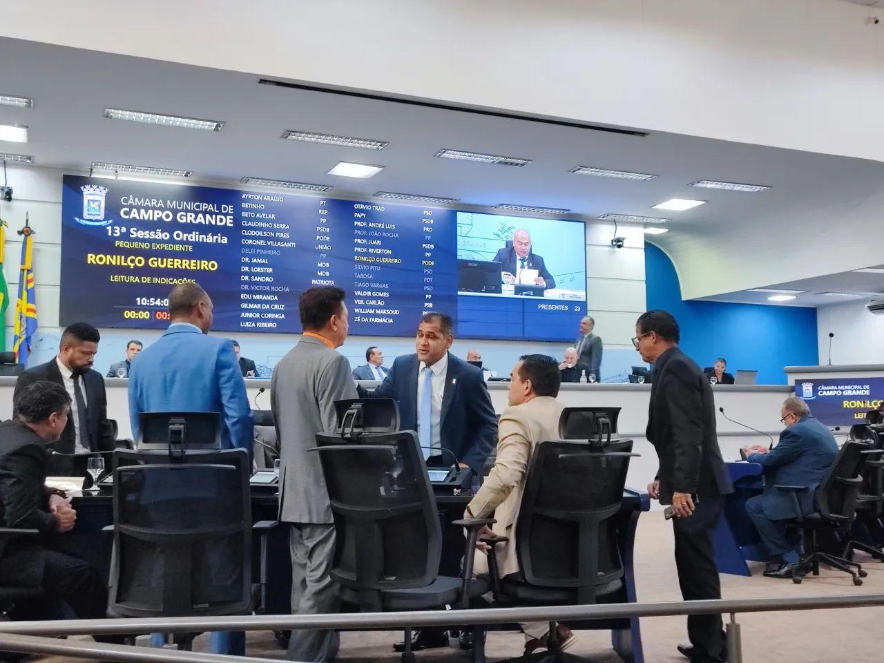 Vereadores aguardarão fechamento da janela partidária para iniciar bloco de oposição na Câmara.
