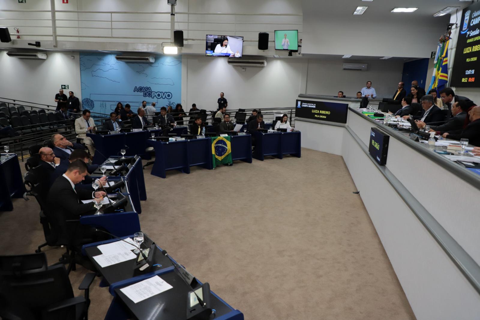 Vereadores analisam dois projetos e dois vetos na sessão desta terça-feira.