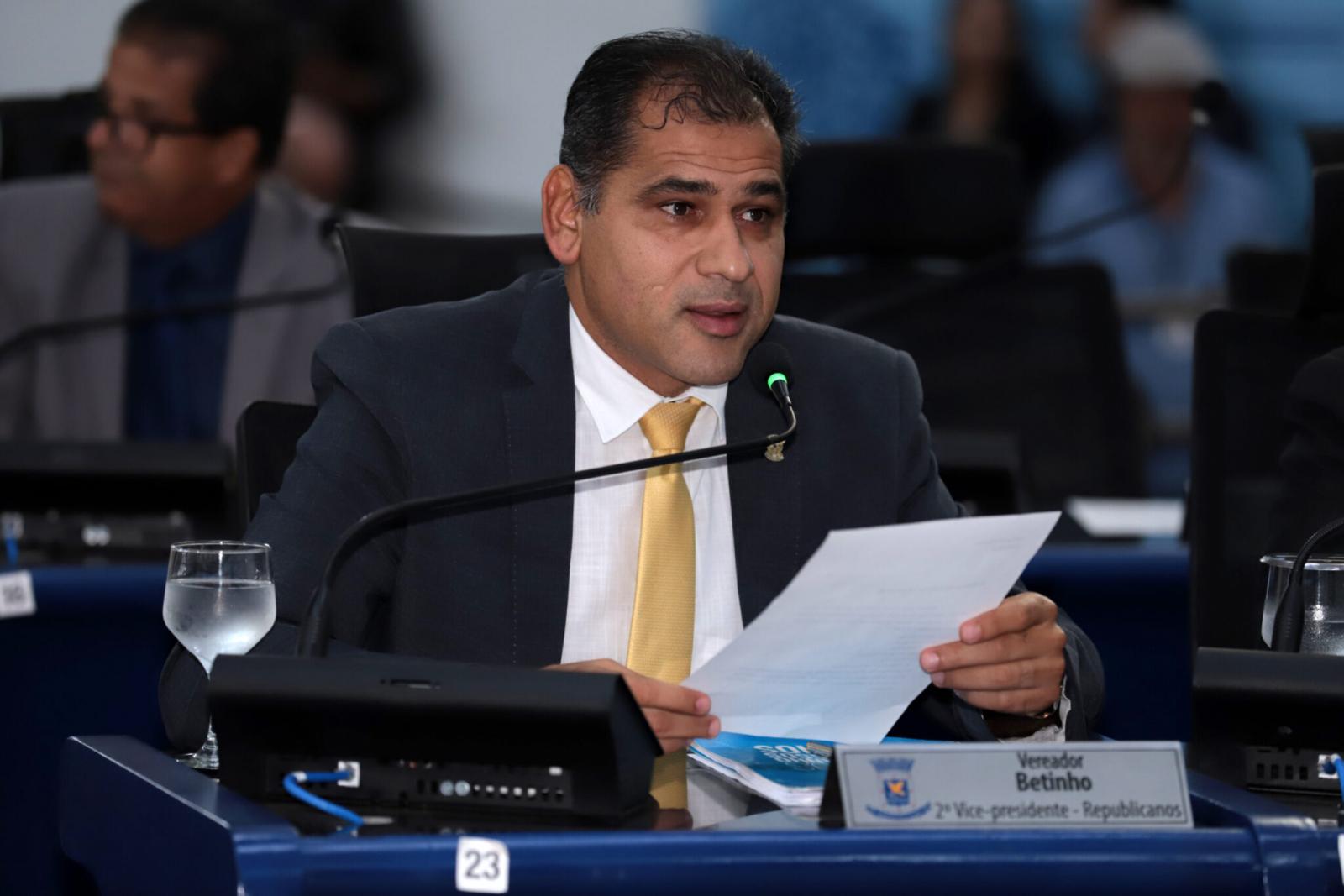Betinho alerta para os desafios dos bairros não pavimentados durante as chuvas em Campo Grande.