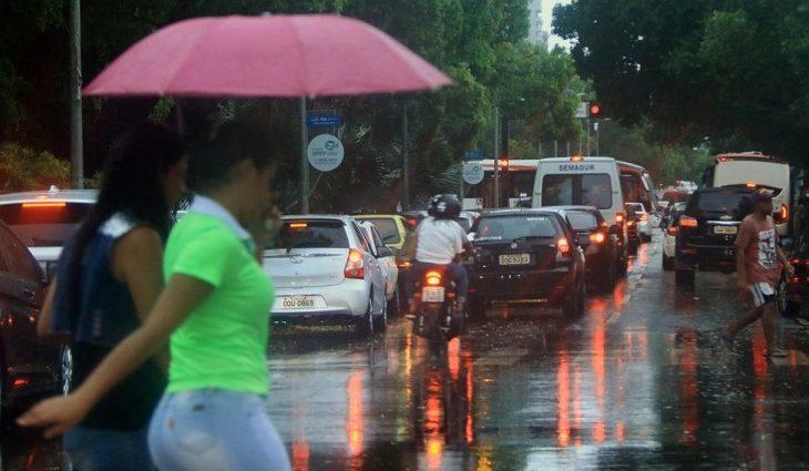 Chuva acumulada pode ultrapassar 50mm em 24h, e guarda-chuvas é item obrigatório nesta terça.