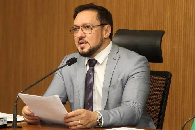 Deputado Lucas de Lima renuncia à presidência do PDT após ser excluído de reunião com Marquinhos.