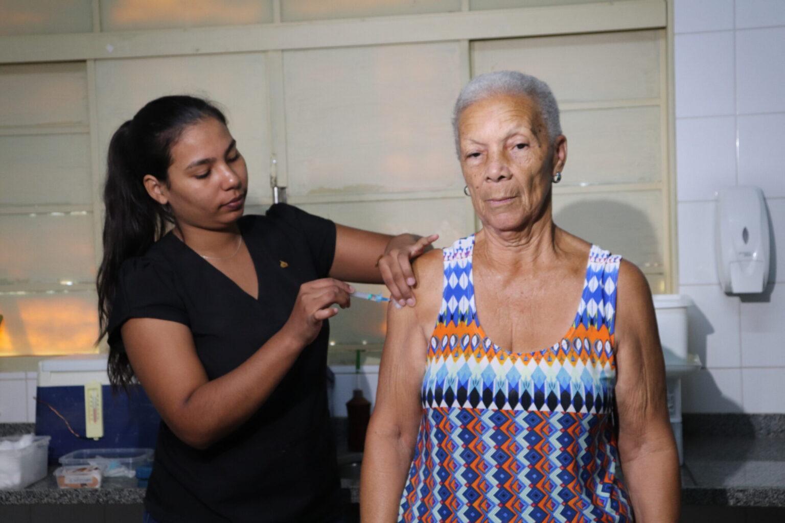 Fim de semana tem vacinação em unidades e pontos itinerantes em shoppings, escola e Quartel do Corpo de Bombeiros.