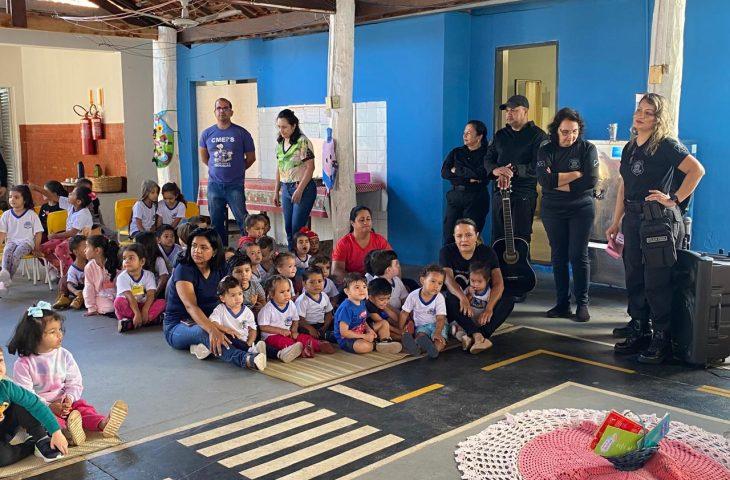Geladeira Literária: projeto desenvolvido em presídio também leva literatura a escolas infantis.