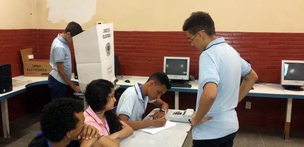 Número de jovens filiados cai 56% em dez anos; PSOL tem mais filiados, seguido de PT e MDB.