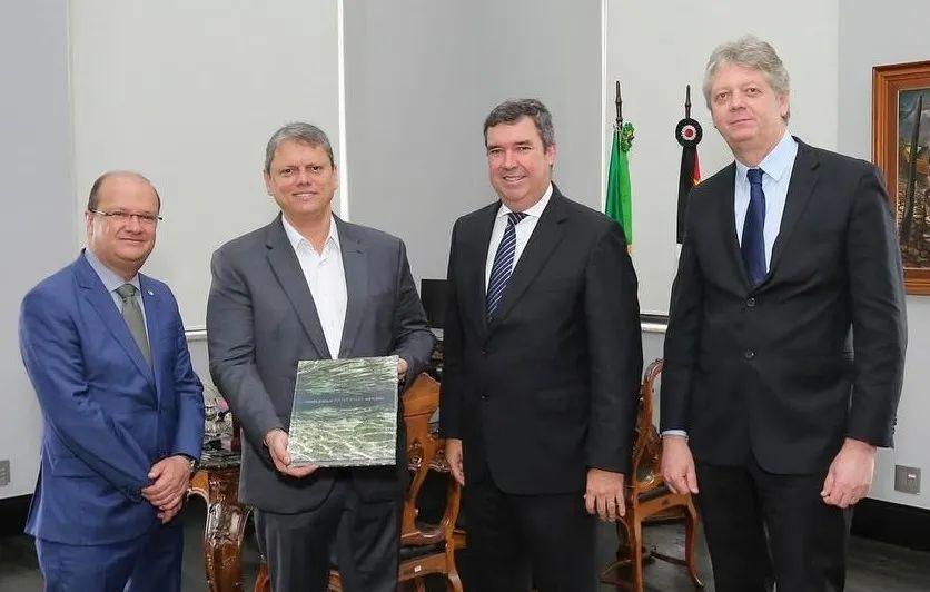O Governador Eduardo Riedel nega articulação com PSD e adianta vinda de Tarcísio a Mato Grosso do Sul.