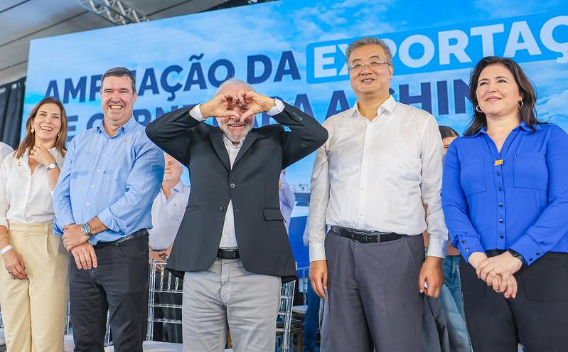 O Governador Eduardo Riedel pede fim da polarização, agradece a Lula por obras e promete acabar com pobreza.
